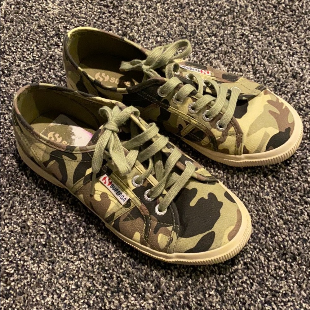 Casual sneakers